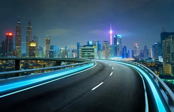 Autostrada leggera al neon sul paesaggio urbano — Foto Stock