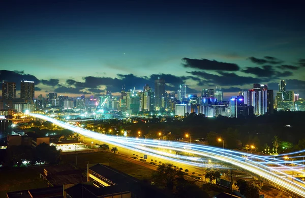 Ciudad moderna por la noche — Foto de Stock