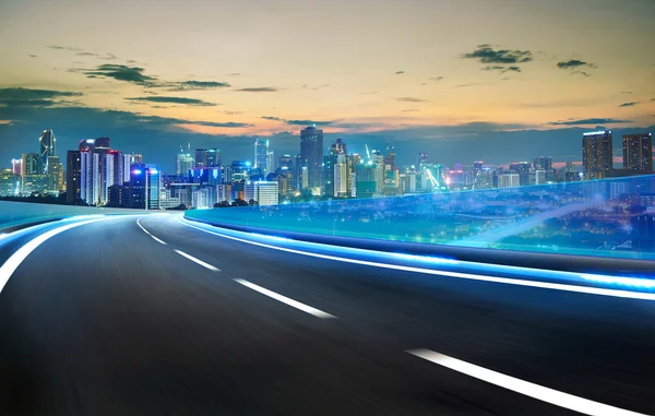 Autopista de luz de neón sobre paisaje urbano —  Fotos de Stock