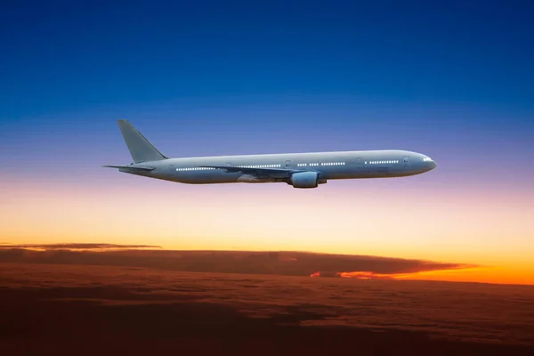 Avión sobre las nubes al atardecer — Foto de Stock