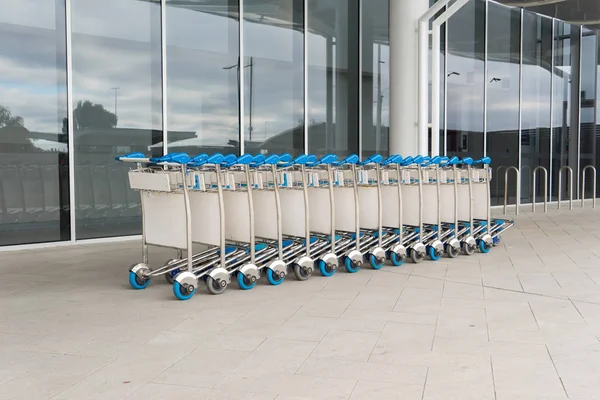 Wózki na bagaż w Lotnisko — Zdjęcie stockowe