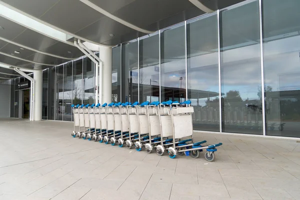 Багажные тележки в аэропорту — стоковое фото