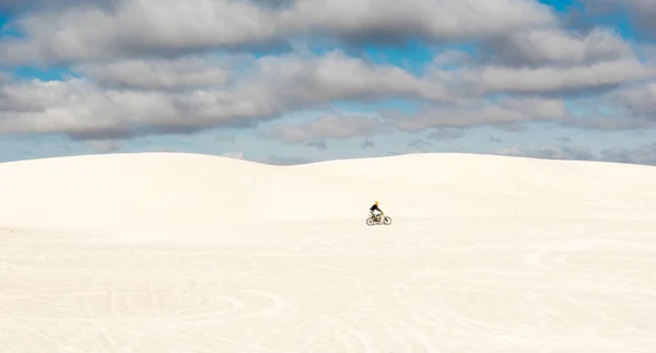 沙丘的自行车骑手 — 图库照片
