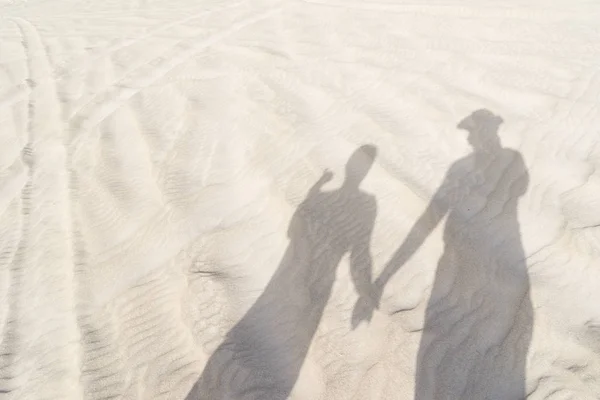 Ombra di coppia sulla spiaggia — Foto Stock