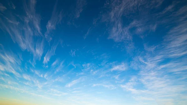 Nuvens brancas fofas — Fotografia de Stock