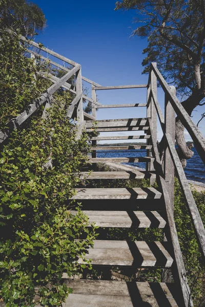 Fa lépcsők a bolzákon Coalmine strandon — Stock Fotó
