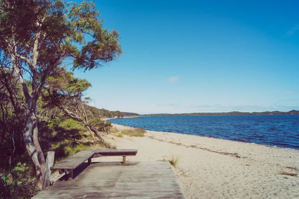 Bank op kolenmijn strand — Stockfoto