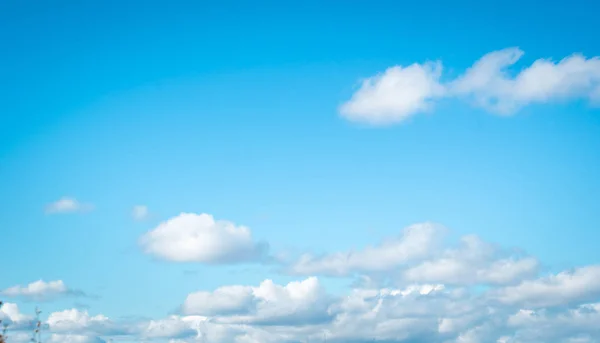 Cielo blu e nuvole bianche — Foto Stock