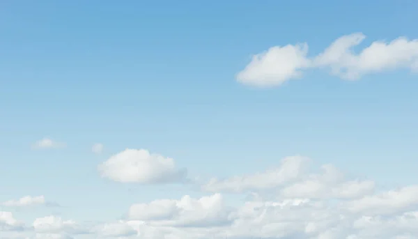 Cielo blu e nuvole bianche — Foto Stock