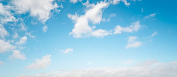 Blauwe lucht met wolken — Stockfoto