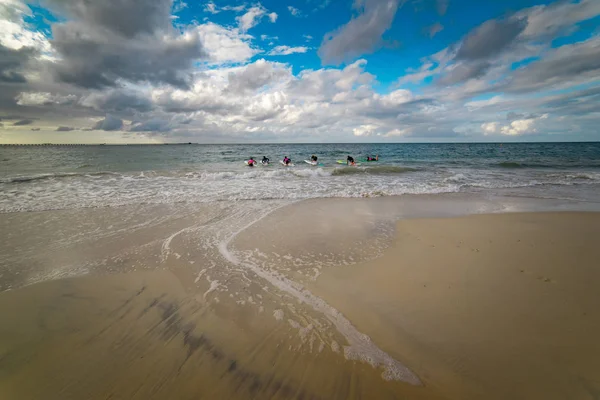 Grupo de jovens surfistas na praia — Fotografia de Stock