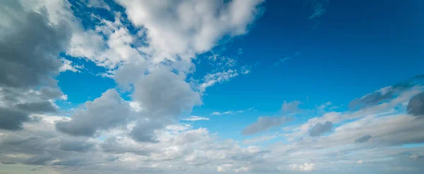 Блакитне небо з хмарами — стокове фото