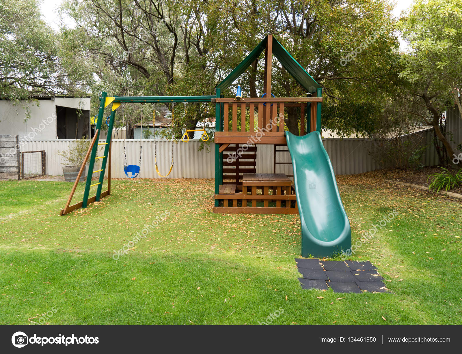 kinderspielplatz garten, spielplatz im grünen hinterhof-garten — stockfoto © jamesteohart, Design ideen