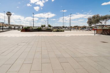 Perth Havaalanı önünde boş yere 