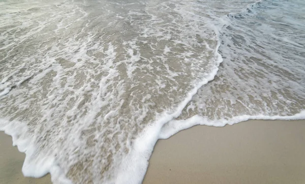 Vague douce sur la plage de sable fin — Photo