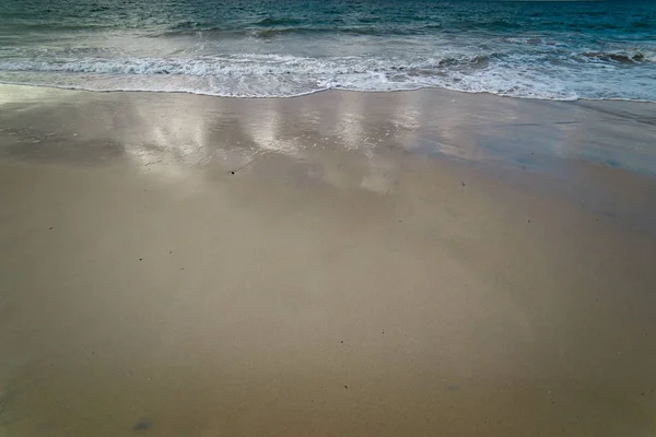 Onda suave na praia arenosa — Fotografia de Stock