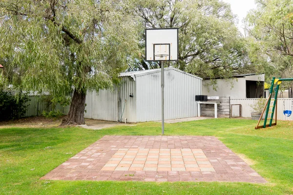 Campo da basket in giardino — Foto Stock