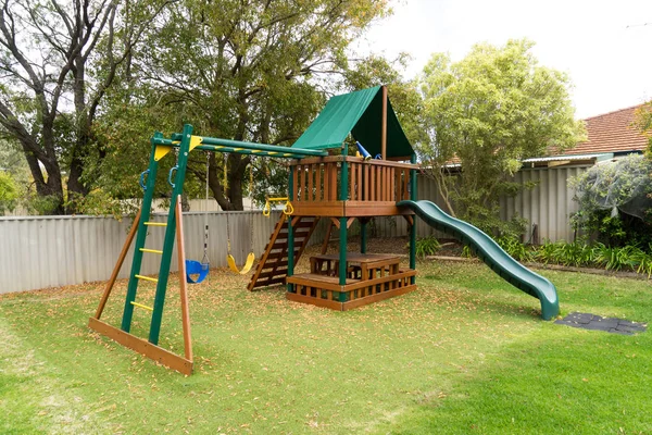 Spielplatz im grünen Hinterhofgarten — Stockfoto