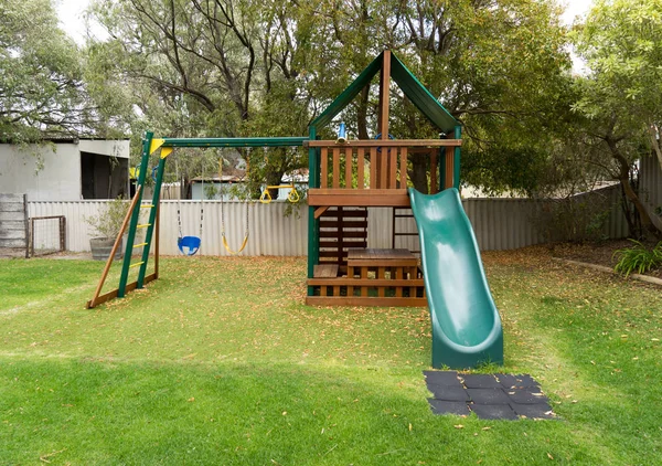 Parco giochi nel verde giardino sul retro — Foto Stock