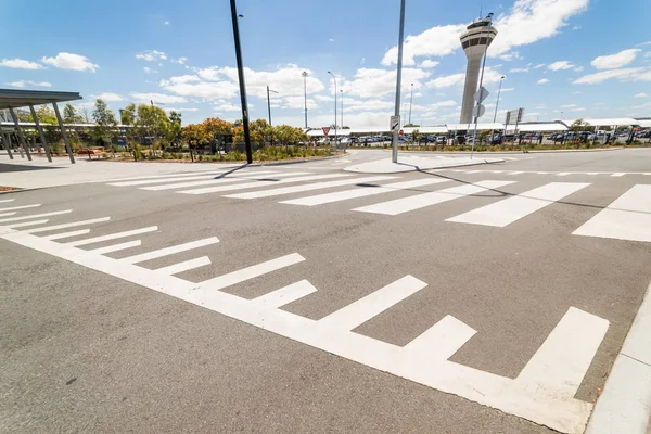 Piso vazio em frente ao Aeroporto de Perth — Fotografia de Stock