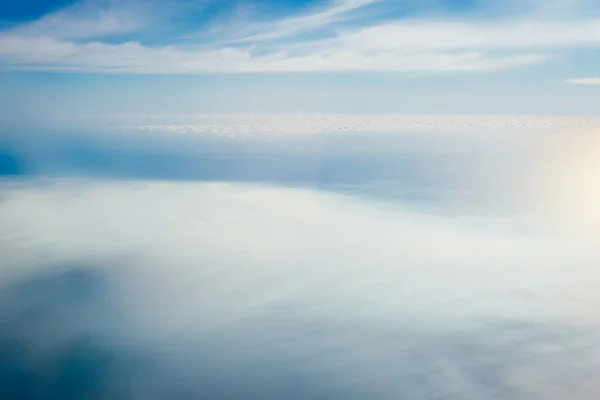 Vista a través de la ventana de un avión — Foto de Stock