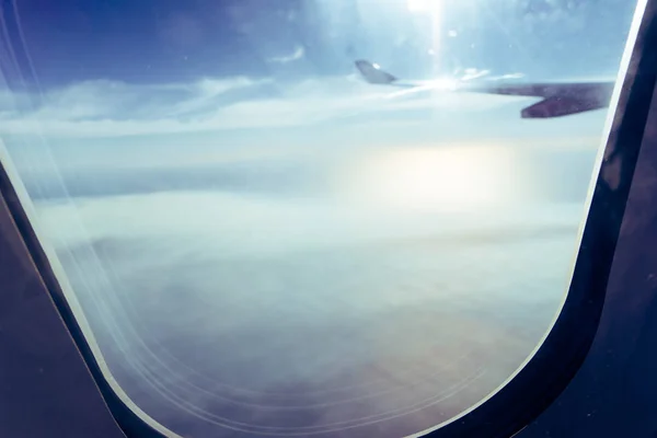 Vista a través de la ventana de un avión — Foto de Stock