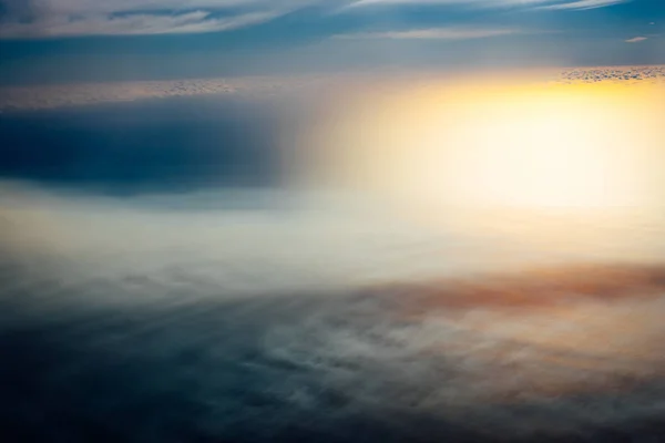 Blick durch das Fenster eines Flugzeugs — Stockfoto