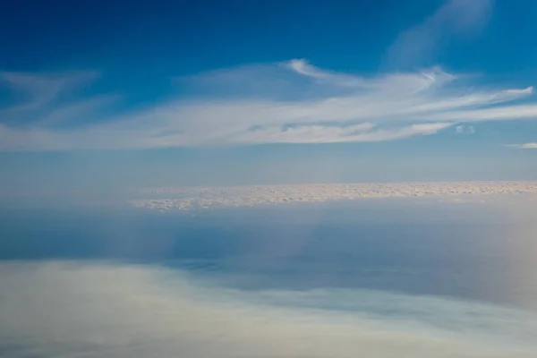 Vista através da janela de uma aeronave — Fotografia de Stock