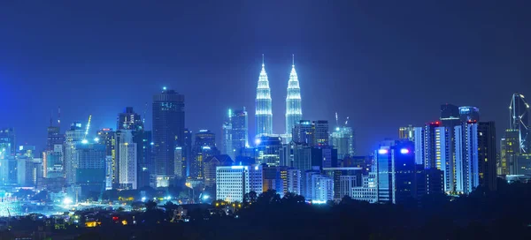 马来西亚国家石油公司双子塔在夜间照明 — 图库照片
