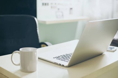 Dizüstü bilgisayar ile rahat çalışma yer