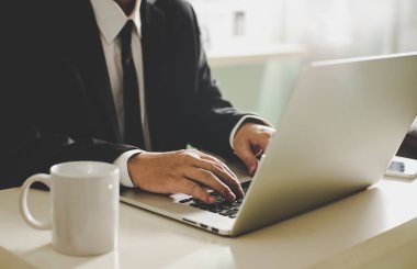 İşadamı dizüstü bilgisayarla çalışıyor