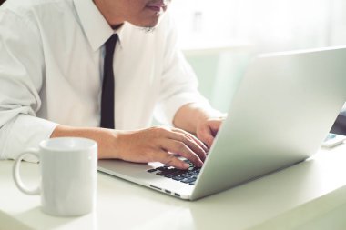 İşadamı dizüstü bilgisayarla çalışıyor