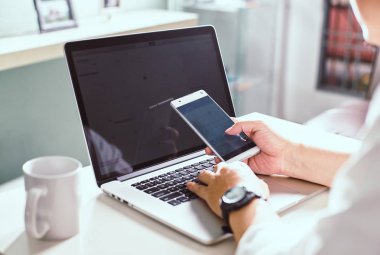 İşadamı dizüstü bilgisayarla çalışıyor