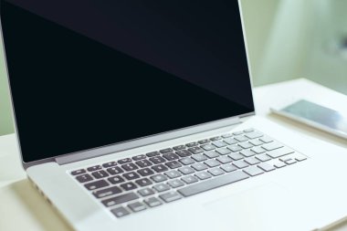 Dizüstü bilgisayar ile rahat çalışma yer