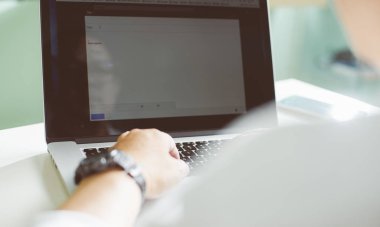 İşadamı dizüstü bilgisayarla çalışıyor