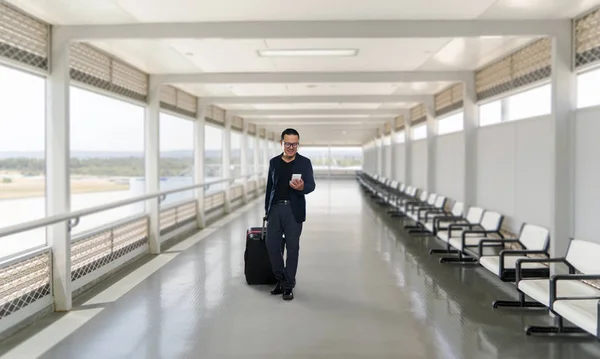 Hombre usando smartphone en aeropuerto — Foto de Stock