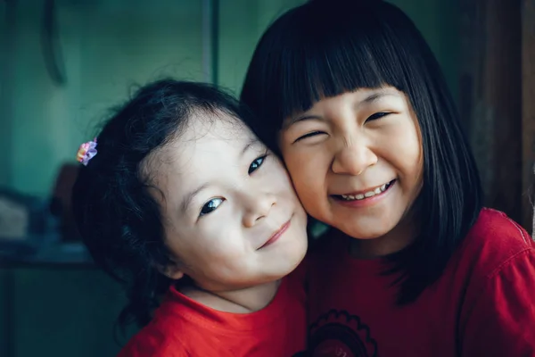 İki sevimli küçük kız kardeş — Stok fotoğraf