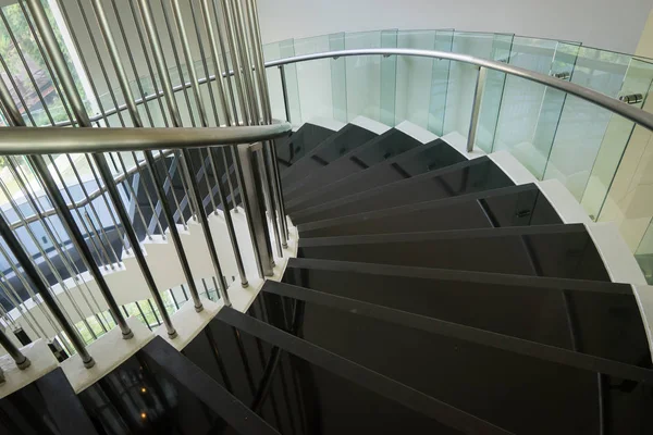 Вид на винтовую лестницу — стоковое фото