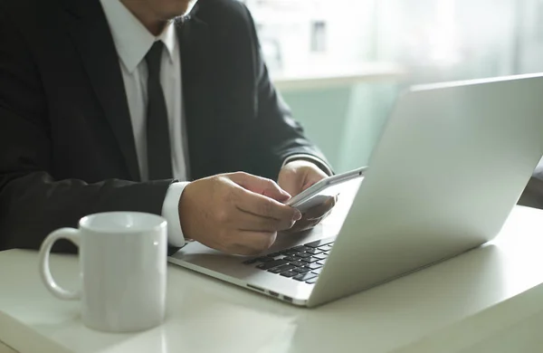 Zakenman werkt met laptop — Stockfoto