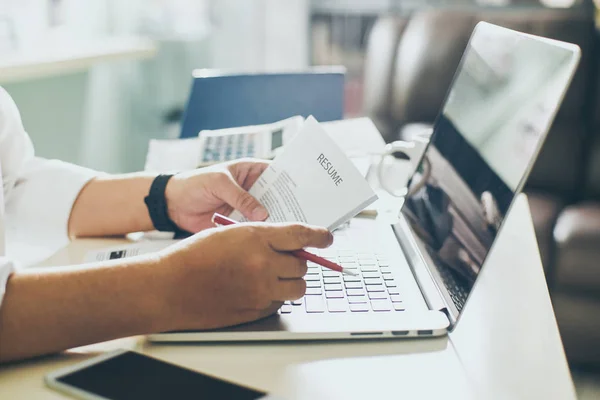 Zakenman werkt met laptop — Stockfoto