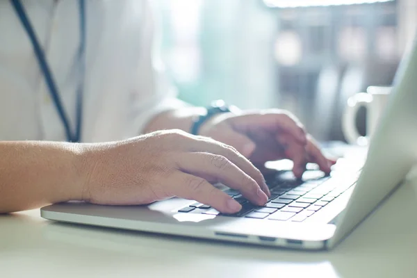 Geschäftsmann arbeitet mit Laptop — Stockfoto