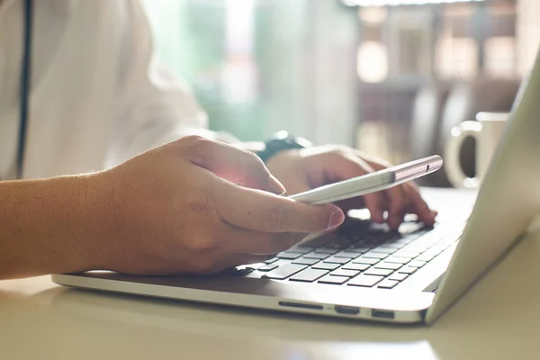 Zakenman werkt met laptop — Stockfoto