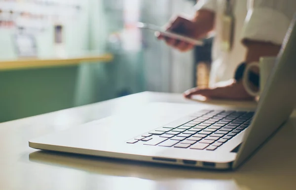 Zakenman werkt met laptop — Stockfoto