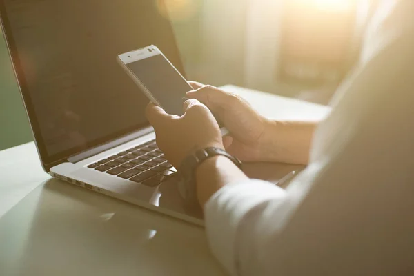 Empresario trabajando con portátil — Foto de Stock