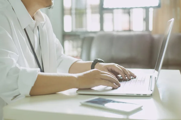 Zakenman werkt met laptop — Stockfoto