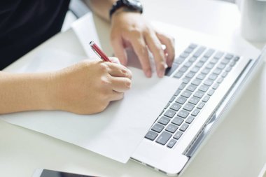 İşadamı dizüstü bilgisayarla çalışıyor