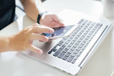 İşadamı dizüstü bilgisayarla çalışıyor