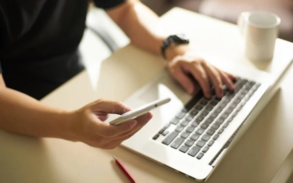 Zakenman werkt met laptop — Stockfoto