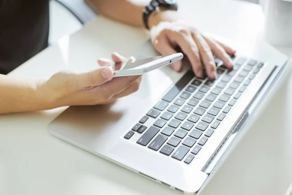 Empresário trabalhando com laptop — Fotografia de Stock