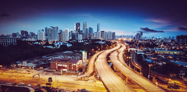 Skyline y edificios por la noche —  Fotos de Stock